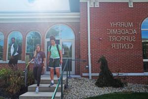 students leaving murphy academic support center